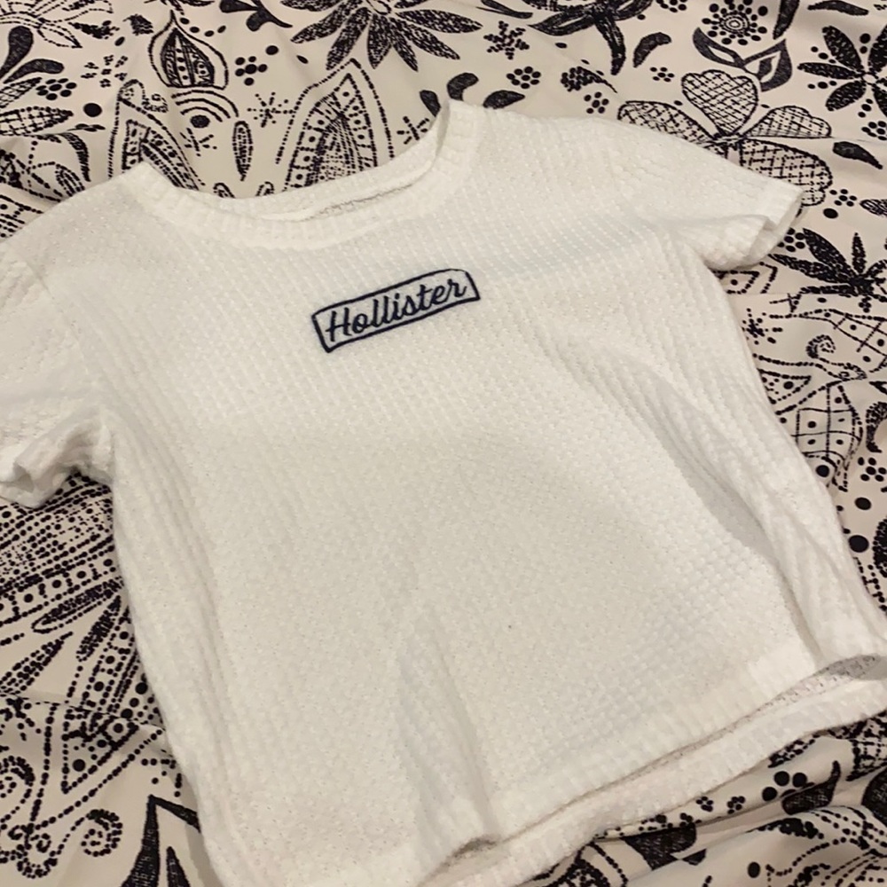 SOFT WHITE HOLLISTER TOP💙